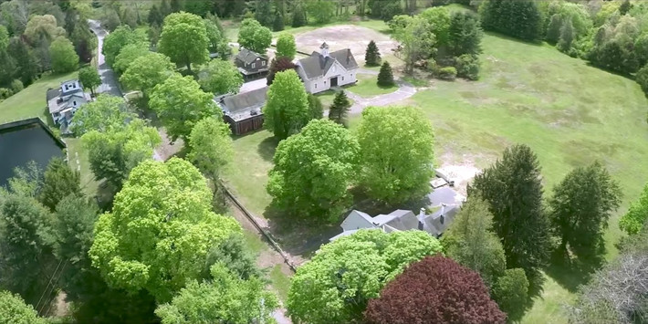 Nằm trên diện tích 62 mẫu Anh, " thị trấn ma" Johnsonville ở Connecticut bị bỏ hoang phế gần 20 năm nay. Thị trấn này từng có những nhà máy sản xuất rượu nổi tiếng trong vùng.
