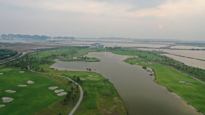 Tuy nhiên, đến ngày 5/5/2015, UBND TP Hạ Long đã có quyết định phê duyệt quy hoạch điều chỉnh phân khu chức năng tỷ lệ 1/2.000 đối với dự án của doanh nghiệp này và có điều chỉnh một số hạng mục so với quy hoạch năm 2003 đã được phê duyệt. Do đó, Công ty TNHH Âu Lạc Quảng Ninh phải lập báo cáo trình Bộ TN&MT phê duyệt.