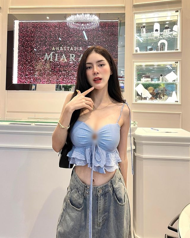 Được tiếng là phong cách thời trang trẻ trung, gợi cảm mà không phản cảm...