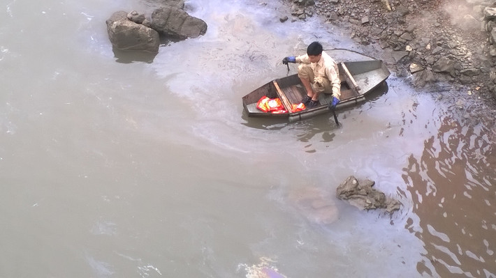 Nước sông nổi váng kinh hoàng.