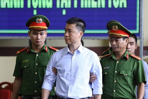 Ngoài ra, văn bản xác nhận Nam lập công khi đang bị giam giữ là không có căn cứ. Phan Sào Nam cũng không đủ điều kiện để được xếp loại khá vì không tích cực khắc phục hậu quả. Quá trình thi hành án, TAND Quảng Ninh ban hành 2 quyết định giảm thời hạn chấp hành án phạt tù tổng cộng 22 tháng 7 ngày đối với phạm nhân Phan Sào Nam.