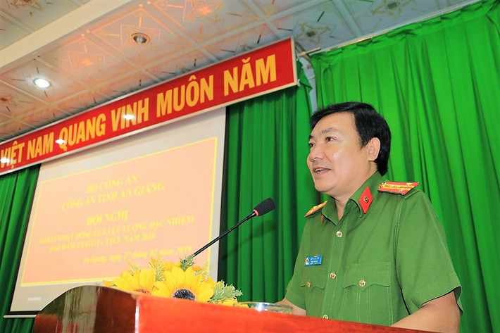 “Trên cương vị mới, đồng chí Lâm Thành Sol cần tiếp tục phát huy những kiến thức, kinh nghiệm và truyền thống tốt đẹp của lực lượng Công an nhân dân, nhanh chóng tiếp cận công việc, cùng Đảng ủy, Ban Giám đốc Công an tỉnh Sóc Trăng phát huy vai trò lãnh đạo, chỉ đạo trên các mặt công tác Công an, góp phần đảm bảo an ninh chính trị, trật tự an toàn xã hội; phòng, chống dịch bệnh COVID-19; phục vụ sự nghiệp phát triển kinh tế - xã hội của địa phương…”, Thứ trưởng Lương Tam Quang nhấn mạnh.