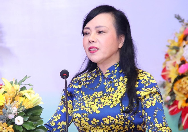 Bà Nguyễn Thị Kim Tiến, 62 tuổi, quê Hà Tĩnh, là tiến sĩ y khoa, phó giáo sư. Đầu năm 2007, lúc 47 tuổi, bà thôi làm Viện trưởng Viện Pasteur thành phố Hồ Chí Minh, ra Hà Nội nhận chức Thứ trưởng Y tế, sau đó làm Bộ trưởng vào tháng 8/2011. Bà là ủy viên Trung ương Đảng khóa X (dự khuyết), khóa 11; đại biểu Quốc hội khóa 13; thành viên Chính phủ duy nhất không phải Uỷ viên Trung ương ở khóa 12.