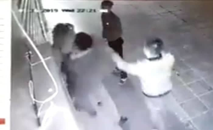 Hai cô gái trẻ giữa đêm bị hành hung ở Hà Nội: Công an quận Hoàng Mai (Hà Nội) đang điều tra vụ cố ý gây thương tích liên quan 2 cô gái trẻ bị hành hung tại sảnh T18, Time City, phường Mai Động. Bị hại trình báo họ bị một phụ nữ tên Mai cùng một số người hành hung tại sảnh tòa T18 Time City dẫn đến thương tích. Công an xác định, nguyên nhân do Mai nói xấu H.A và T. trên mạng xã hội. (Ảnh minh họa).