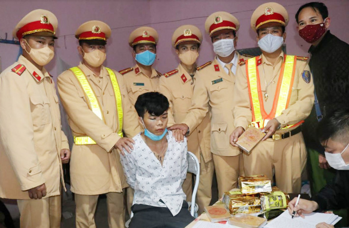Thản nhiên vận chuyển 3 bánh heroin, 3 kg ma túy đá bằng xe khách: Đêm ngày 19/11, kiểm tra xe khách tuyến Điện Biên – Hà Nội tại km 366+400 QL6, thuộc địa phận huyện Tuần Giáo, tỉnh Điện Biên, Phòng CSGT Công an tỉnh Điện Biên phát hiện Tòng Văn Dính (SN 1997, trú tại xã Quài Tở, huyện Tuần Giáo) vận chuyển 3 bánh heroin (khoảng 1,08kg) và 3kg ma túy đá. Dính khai mua số ma túy trên của một đối tượng không rõ danh tính, đang trên đường vận chuyển đi tỉnh khác tiêu thụ thì bị phát hiện bắt giữ. (Ảnh: CAND)