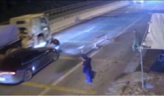 Triệu tập đối tượng lái xe tông thẳng Cảnh sát cơ động: Mới đây, Công an thành phố Tam Điệp, tỉnh Ninh Bình đã triệu tập đối tượng Chu Hoàng Tâm, trú phường Hùng Vương, thị xã Phú Thọ, tỉnh Phú Thọ về hành vi chống người thi hành công vụ. Đêm 17/11, Tâm điều khiển xe ô tô qua chốt kiểm soát Dốc Xây, thành phố Tam Điệp. Bị tổ công tác ra tín hiệu hướng dẫn vào làn khai báo y tế, Tâm đã tăng ga, tông thẳng vào một Cảnh sát Cơ động khiến chiến sĩ này bị thương.