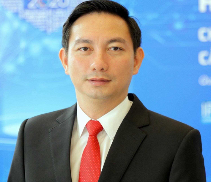 Trước đó, ngày 10/11, ông Lê Hùng Sơn, Bí thư, Chủ tịch UBND huyện Cô Tô, tham gia diễn tập Khu vực phòng thủ huyện Cô Tô năm 2021. Trưa cùng ngày, ông Sơn tham gia liên hoan tại Nhà ăn Liên cơ quan của huyện. Sau đó, ông Sơn bị một nữ cán bộ cùng mẹ chồng của nữ cán bộ tố cáo vì đã có hành vi vi phạm nghiêm trọng về lối sống, đạo đức. Đến ngày 12/11, Ban Thường vụ tỉnh Quảng Ninh đã thống nhất chỉ đạo đình chỉ công tác đối với ông Lê Hùng Sơn.