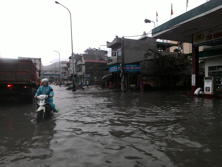 Nước ngập nửa bánh xe máy.