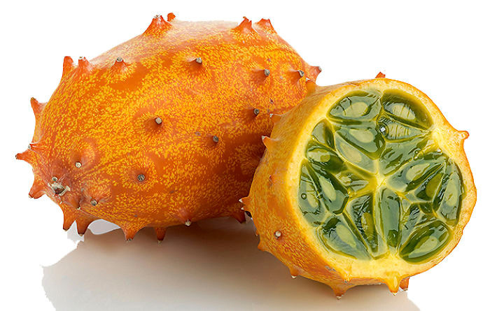 Dưa sừng Cucumis metuliferus cũng là một trong những loại quả kỳ lạ gây ấn tượng bởi màu sắc và ngoại hình gai góc của mình. (Nguồn Bored Panda)