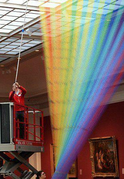 Được biết, Gabriel Dawe vốn là một nghệ sĩ đồ họa xuất sắc, với tác phẩm cầu vồng nhân tạo này, Gabriel muốn kết hợp nghệ thuật với nền văn hóa của quê hương Mexico, một nền văn hóa ưa chuộng nhiều màu sắc rực rỡ, bắt mắt. (Nguồn Sina)