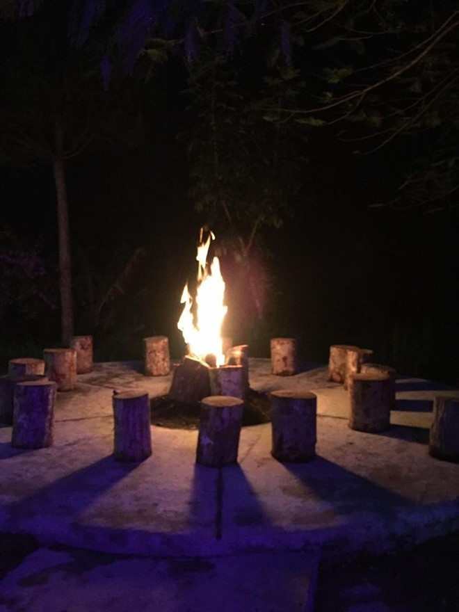Với khí hậu se lạnh giữa núi rừng, tiệc BBQ và ngọn lửa trại ấm áp sẽ giúp cuộc trò chuyện giữa nhóm bạn đêm khuy thêm nhiều kỷ niệm.