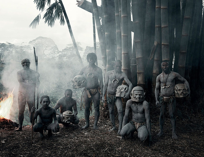 Bộ lạc Asaro cư trú ở Indonesia và Papua New Guinea. Đây còn được gọi là bộ tộc người bùn hay người đội lốt quỷ do cách ăn mặc kỳ quặc của họ. (Nguồn Bored Panda)