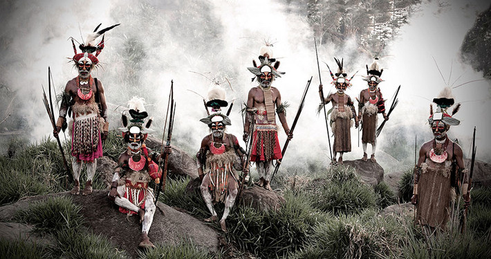 Bộ lạc Goroka sống ở Indonesia và Papua New Guinea có truyền thống trang trí mặt trắng toát bởi trong quan niệm của người Goroka, màu trắng tượng trưng cho sự chết chóc nên có khả năng giúp xua đuổi kẻ thù. (Nguồn Bored Panda)