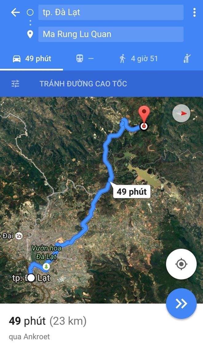Để đến Ma Rừng Lữ Quán Đà Lạt, các bạn có thể đi theo chỉ dẫn của Google Maps. Khoảng 20 km đầu, đường khá dễ đi. Đường chỉ thật sự khó khăn ở khoảng 3 km cuối vì chỉ toàn đá và dốc.