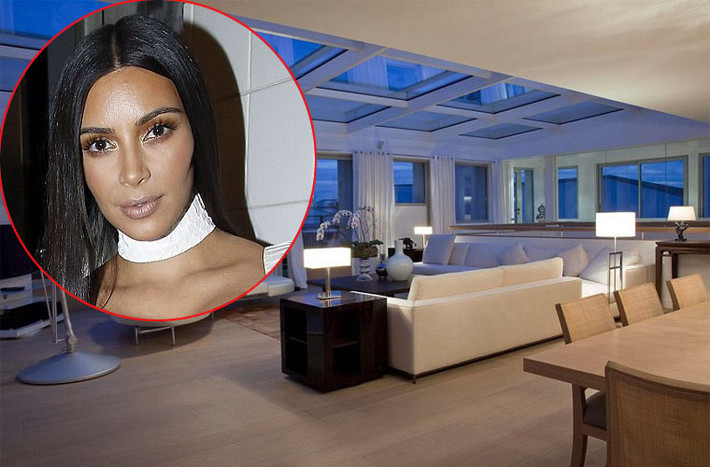 Kim Kardashian vừa bị một phen hết vía khi 5 người đàn ông giả trang cảnh sát, bịt mặt, đột nhập vào căn hộ cô tá túc ở Paris và sáng sớm ngày 2/10 và lấy đi của cô số trang sức trị giá khoảng 10 triệu USD.