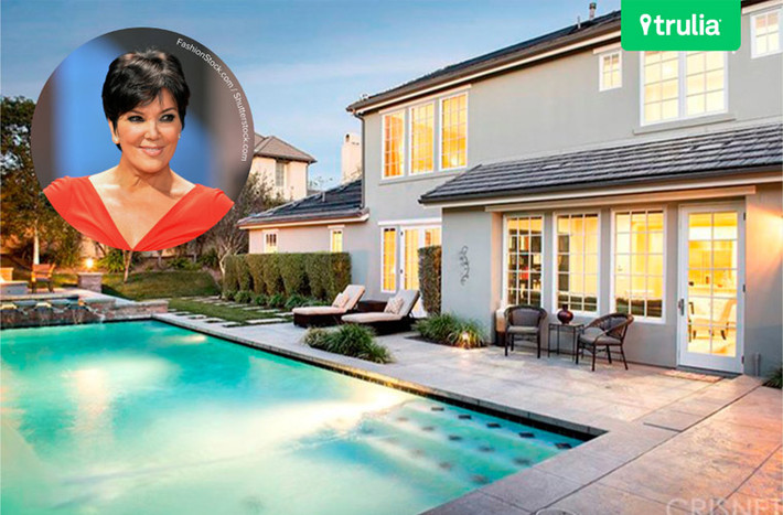 Mẹ đẻ Kim, bà Kris Jenner, đã bị một kẻ lạ mặt đi theo về nhà ở Calabasas vào tháng 12/2015. Người này sau đó đã bị vệ sĩ tống ra cửa và gọi cảnh sát tới. Tuy nhiên sau đó, Jenner đã sa thải toàn bộ đội vệ sĩ bởi đã để xảy ra sự việc nói trên.