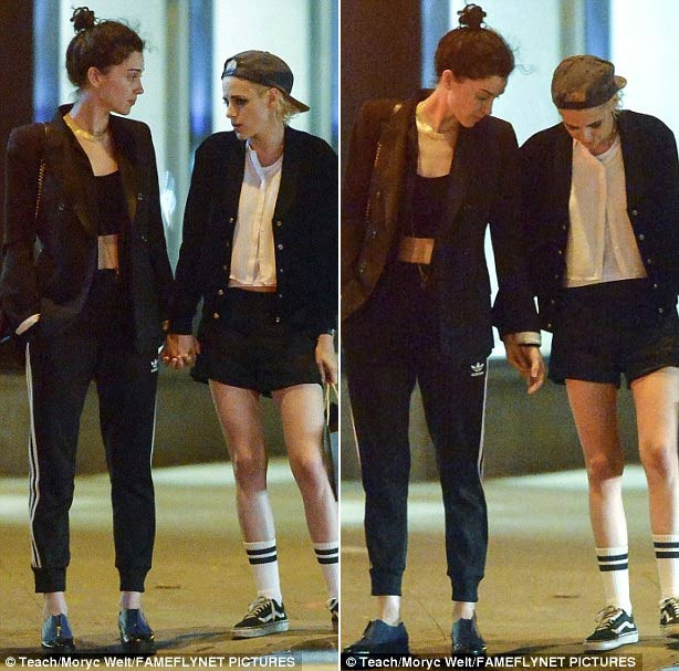 Nhưng đến ngày 27/8, Kristen Stewart lại bị bắt gặp đi chơi với St Vincent.