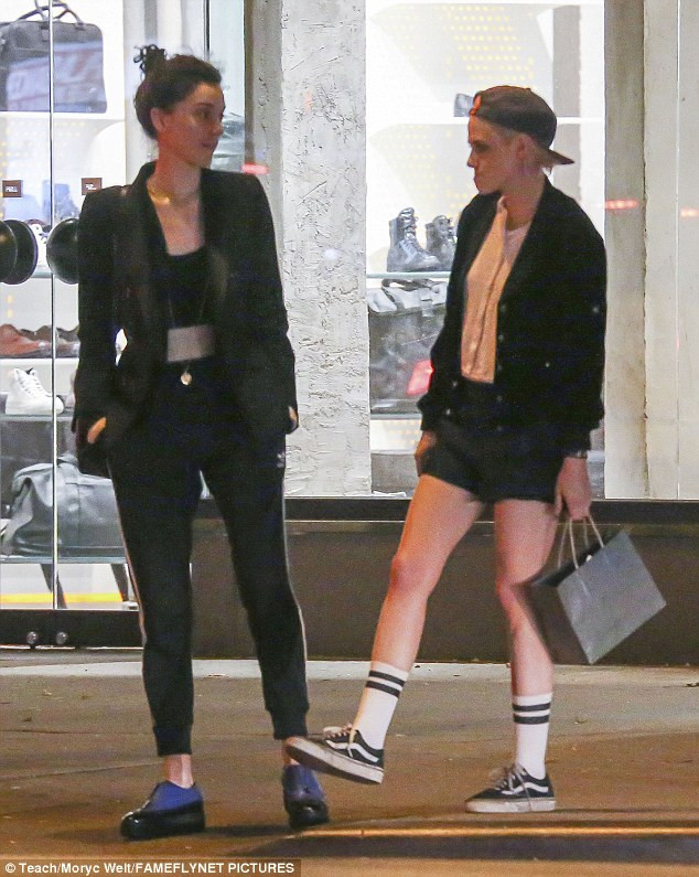Kể từ khi chia tay Robert Pattinson vì đã cắm sừng anh, quan hệ với đạo diễn Rupert Sanders, Kristen Stewart chỉ thích quan hệ với nữ giới.
