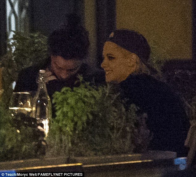 Cả Kristen Stewart và St Vincent đều đã có mối quan hệ đồng giới thăng trầm trước đó. Ngôi sao "Chạng vạng" lại chia tay bạn gái, cựu trợ lý Alicia Cargile, dù họ mới chỉ tái hợp cách đây nửa tháng.