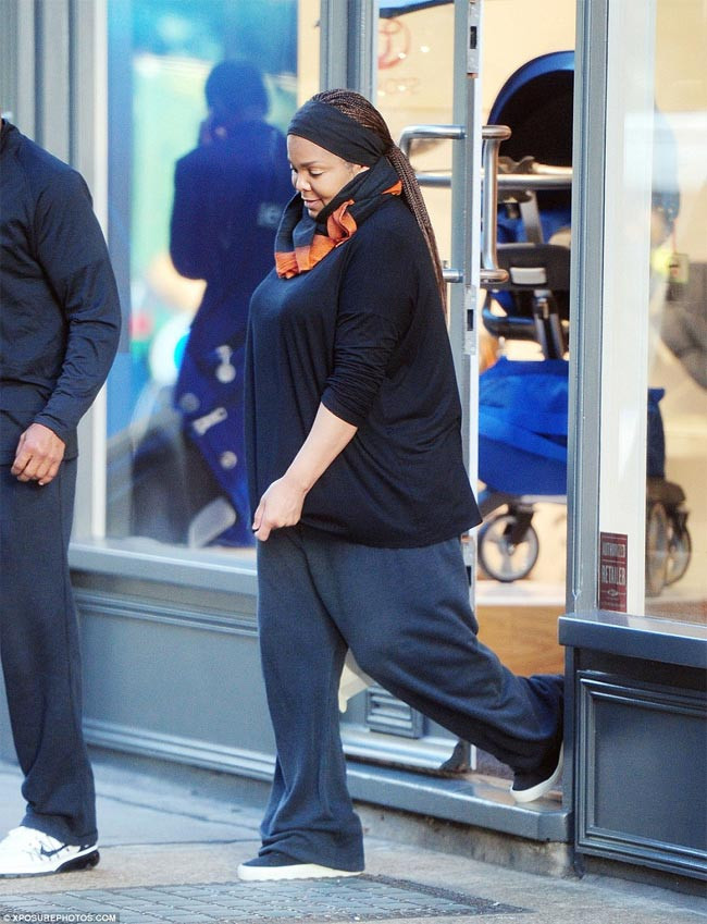 Vì Janet Jackson mang thai con đầu lòng ở tuổi 50, nên trông cô khá mệt mỏi và xuống sắc.