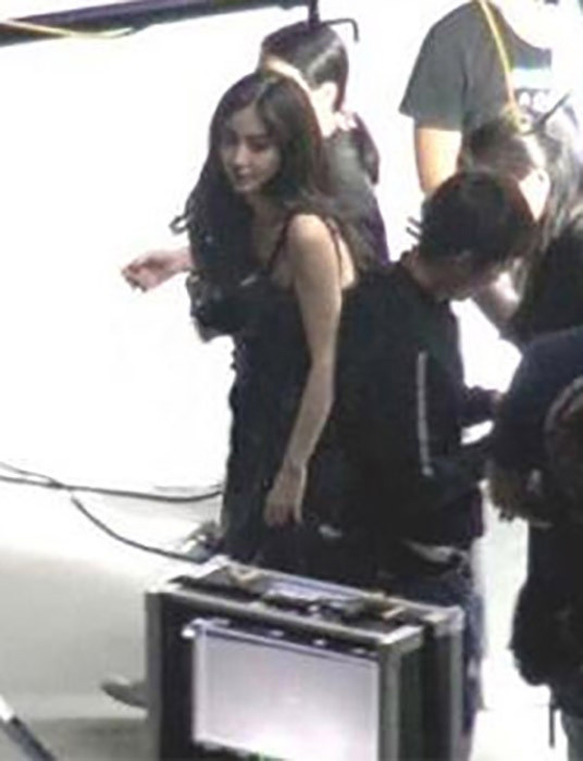 Angelababy còn tỏ ra rất khó khăn khi đứng lên ngồi xuống.