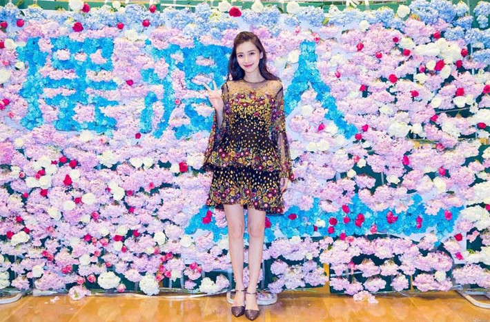 Trước đó trong một buổi đi quảng bá phim mới See You Tomorrow, Angelababy diện chiếc váy hai tầng để che vòng 2 đã lùm lùm.