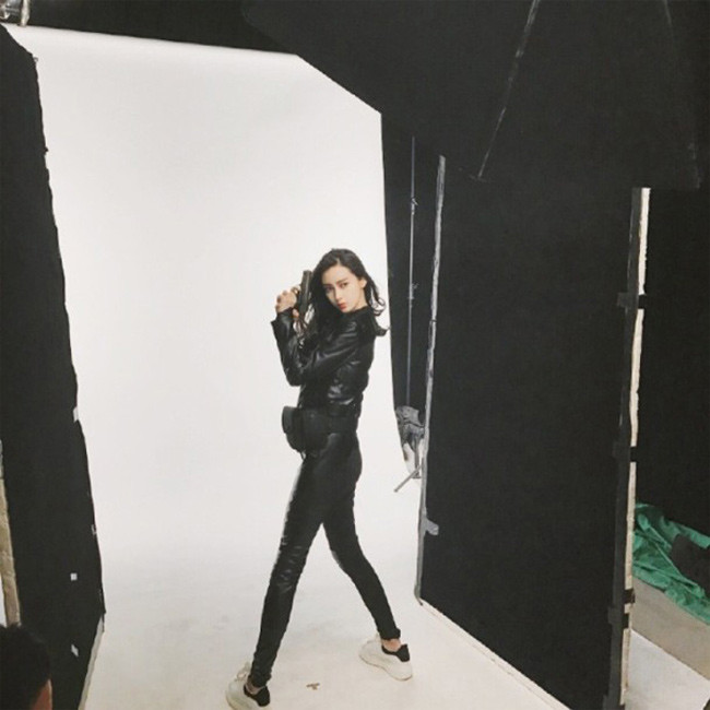 Trong một shoot hình quảng cáo, Angelababy mặc bộ da đen, quay lưng lại nên không hề lộ ra là cô đang mang bầu.