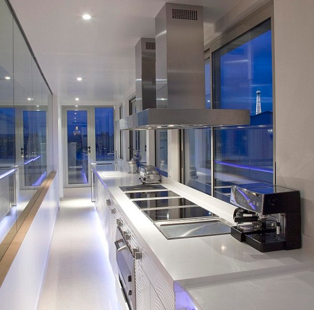 Gian bếp hiện đại của căn hộ.