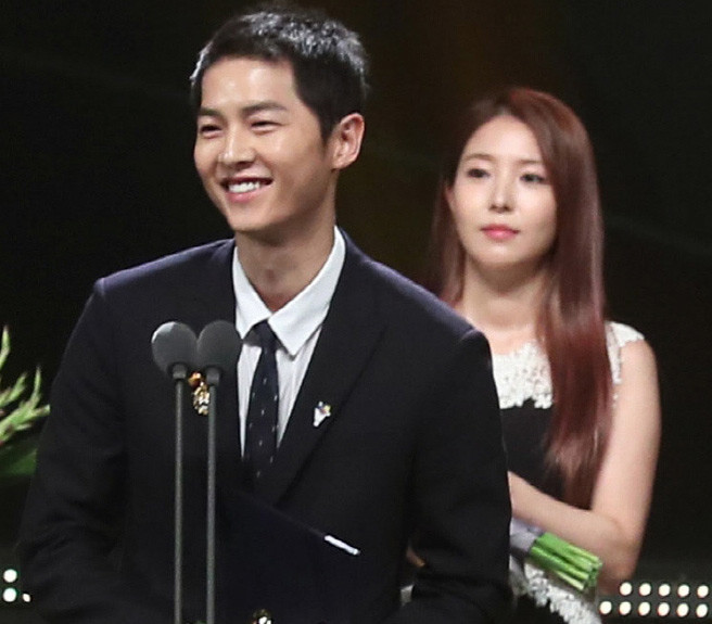 Song Hye Kyo và Song Joong Ki không chỉ được trao giải vì vai diễn xuất sắc của họ trong bộ phim truyền hình nổi tiếng "Hậu duệ của mặt trời" mà còn bởi đóng góp của họ cho văn hóa Hàn Quốc ở trong và ngoài nước.