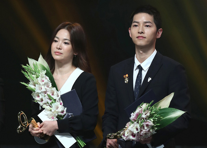 Song Joong Ki và Song Hye Kyo được khen ngợi không bởi diễn xuất trong phim mà còn bởi họ đã tạo được hiệu ứng tốt về văn hóa xứ Hàn khắp thế giới. Hàng triệu khán giả trên toàn thế giới không chỉ xem hai nhân vật chính trong phim "Hậu duệ của mặt trời" mà thông qua bộ phim họ còn biết được nhiều thứ về văn hóa và rất nhiều điểm du lịch hấp dẫn.