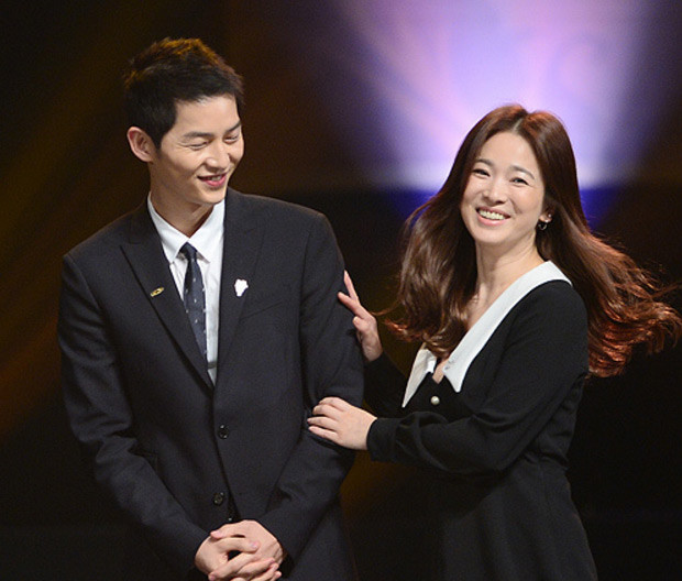 Hai ngôi sao xứ Hàn Song Hye Kyo và Song Joong Ki vừa được nhận giấy khen của Tổng thống Hàn Quốc tại Lễ trao giải Văn hóa và Nghệ thuật Hàn Quốc diễn ra tại Seoul chiều 27/10.
