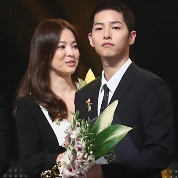 Ngoài Song Hye Kyo và Song Joong Ki, Tổng thống Hàn Quốc còn trao bằng khen cho nữ ca sĩ BoA, nhà văn Kim Eun Sook, nhạc sĩ Lee Jung-sun, diễn viên hài Uhm Yong Soo và họa sĩ phim hoạt hình Lee Hyun Jae.
