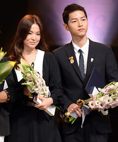 Khuôn mặt Song Hye Kyo lộ rõ những nếp nhăn nên dù hơn Song Joong Ki có 3 tuổi, nhưng trông cô già dặn hơn hẳn anh.