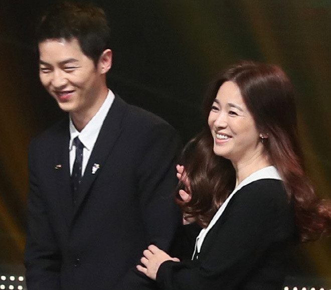 Khi lên nhận giải, Song Hye Kyo đã không giấu được vẻ già nua bên bạn diễn nam Song Joong Ki.