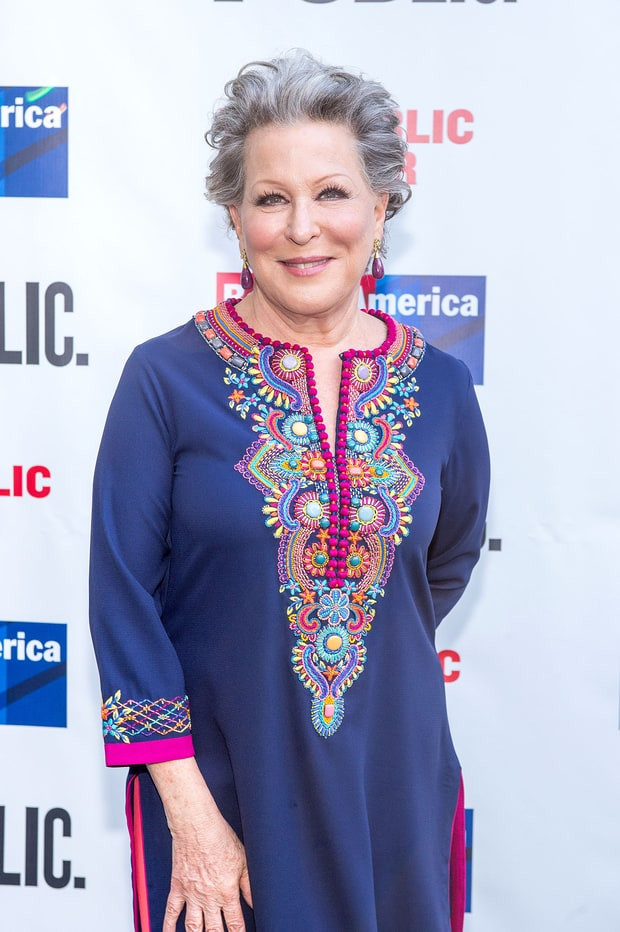Nữ ca sĩ đoạt giải Grammy Bette Midler đã bị Trump chê cả khuôn mặt lẫn thân hình xấu xí vì dám gọi ông là “kiến trúc sư phá sản ở West Side và chê mái tóc của ông.