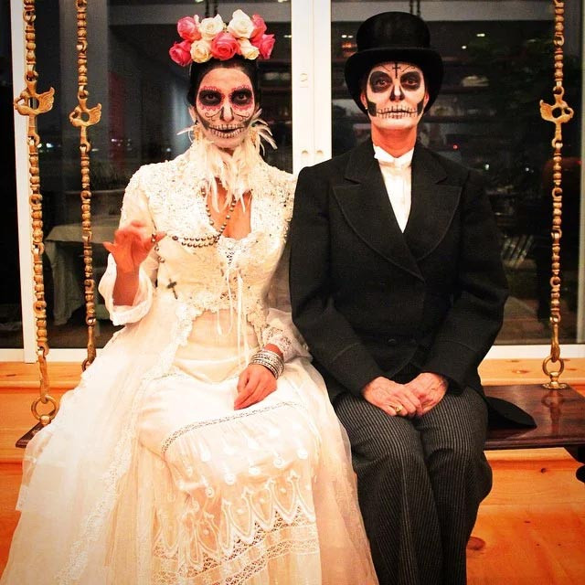Padma Lakshmi và Susan Sarandon hóa trang thành cô dâu chú rể ma cà rồng trong tiệc ma quỷ năm 2014. (Ảnh: Instagram).