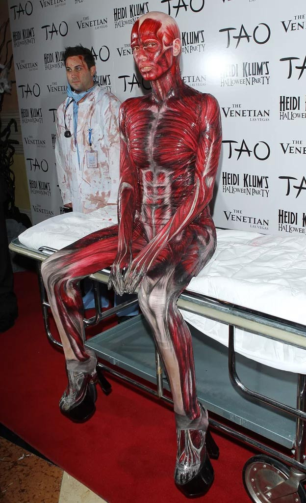 Nhìn Heidi Klum mặc trang phục Halloween này tới dự tiệc Halloween năm 2011 ở Las Vegas, mọi người tưởng tượng tới một cơ thể không có bộ da bao bọc bên ngoài. (Ảnh: Film Magic).