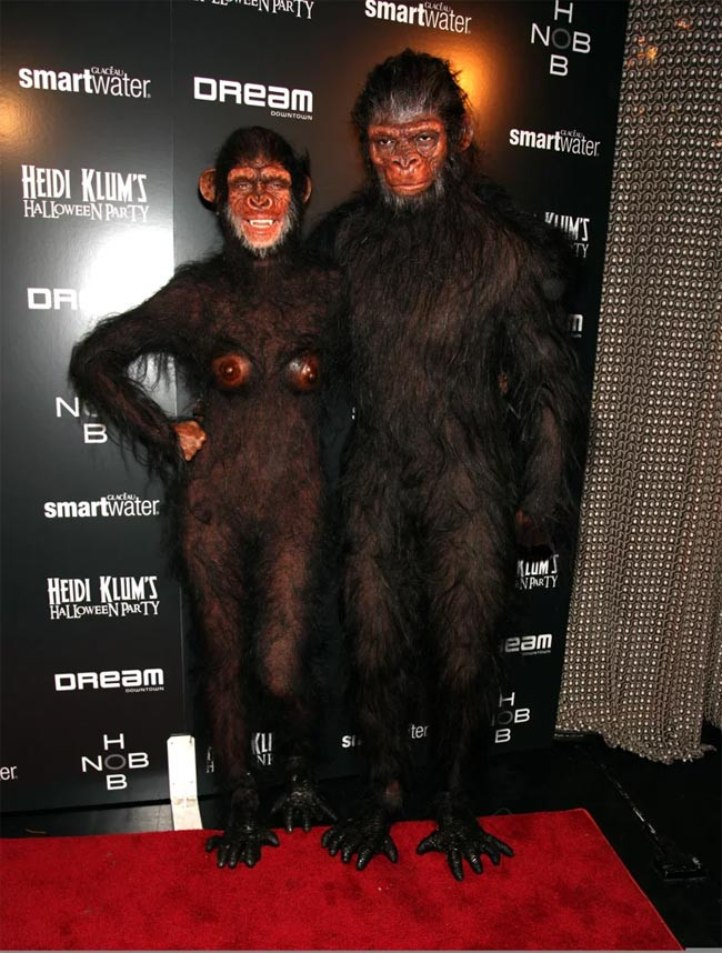 Hai vợ chồng Heidi Klum và Seal mặc một trong những bộ trang phục Halloween kinh khủng nhất trong bộ sưu tập của họ vào dịp lễ ma quỷ năm 2011. (Ảnh: WireImage).