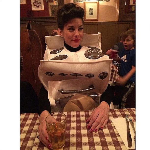 Liv Tyler biến thành một chiếc lò nướng bánh khi dịp Halloween 2014. (Ảnh: Instagram).