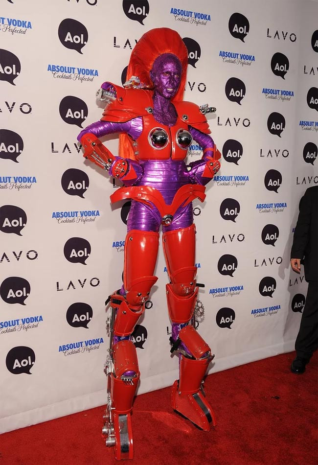 Một trong những bộ trang phục Halloween kỳ dị nhất là bộ trang phục robot của Heidi Klum trong tiệc Halloween 2010 ở New York. (Ảnh: Getty).