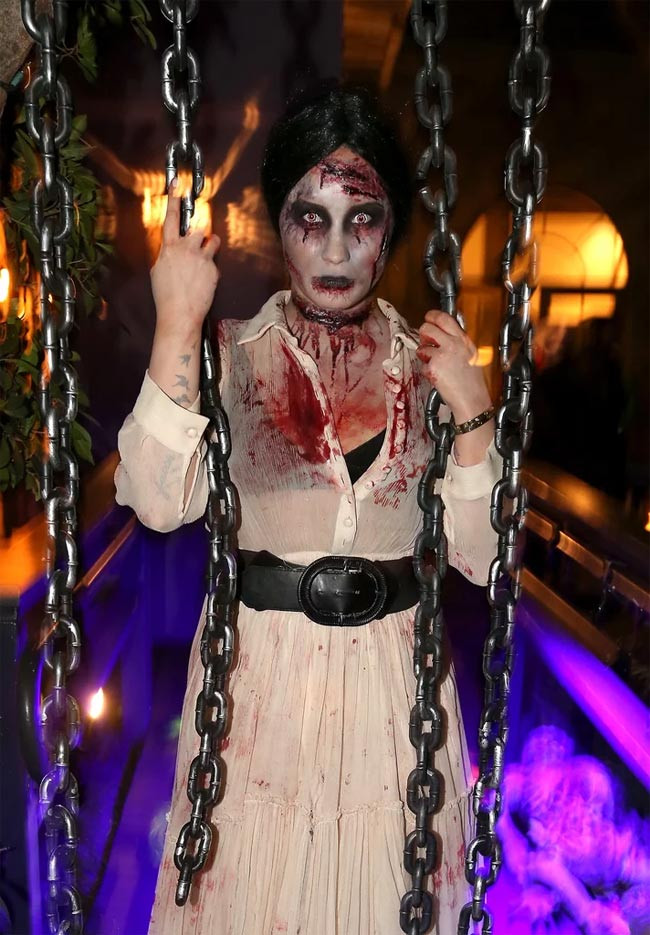 Demi Lovato trông thật kinh khủng trong bộ trang phục vấy máu khi dự Halloween ở Los Angeles năm 2013. (Ảnh: Getty).