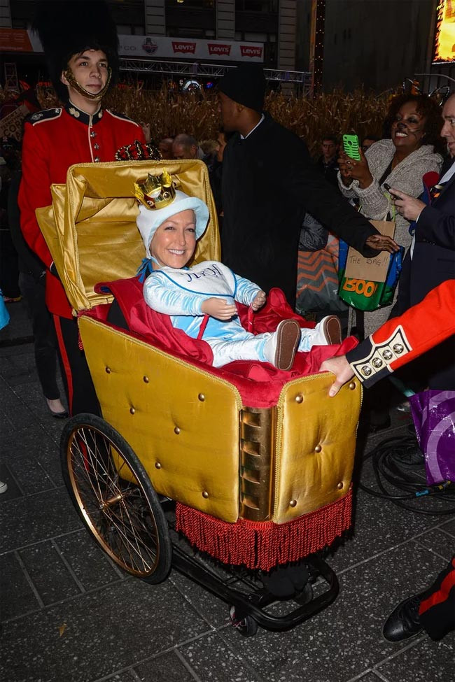 Chủ chương trình Good Morning America, Lara Spencer hóa trang thành hoàng tử nhí George nước Anh, nằm trong xe nôi tới dự Halloween 2014. (Ảnh: Getty).