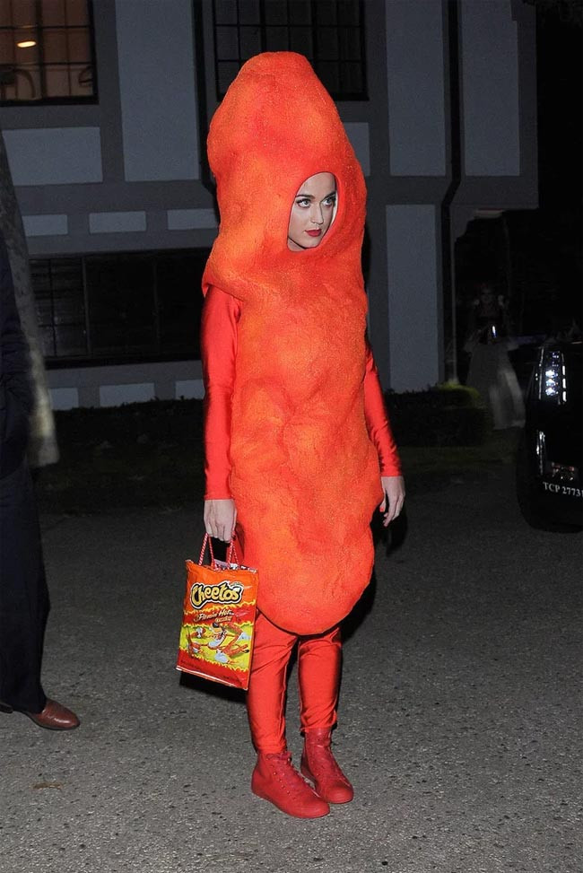 Katy Perry gây chú ý với trang phục rực rỡ màu cam, hóa trang thành một chiếc bánh snack phomai cay trong dịp Halloween 2014. (Ảnh: Getty).