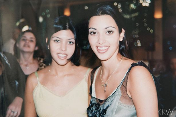 Hai chị em Kim và Kourtney đều theo kiểu trang điểm đậm, khiến cho hai cô già đi rất nhiều so với tuổi.