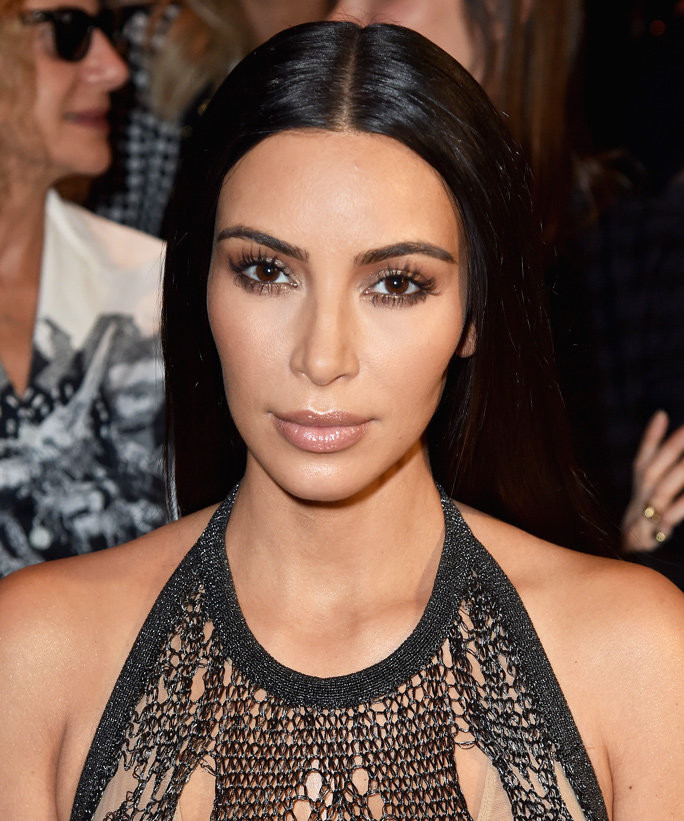 Nhiều người cho rằng, ngoại hình sáng láng của Kim Kardashian hiện tại có được là do cô phẫu thuật thẩm mỹ.