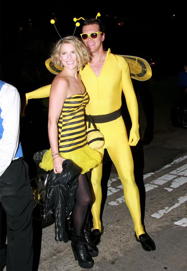 Ali Larter và chồng hóa trang thành hai chú ong vàng rực rỡ khi cùng nhau đi dự Halloween 2011. (Ảnh: Film Magic)