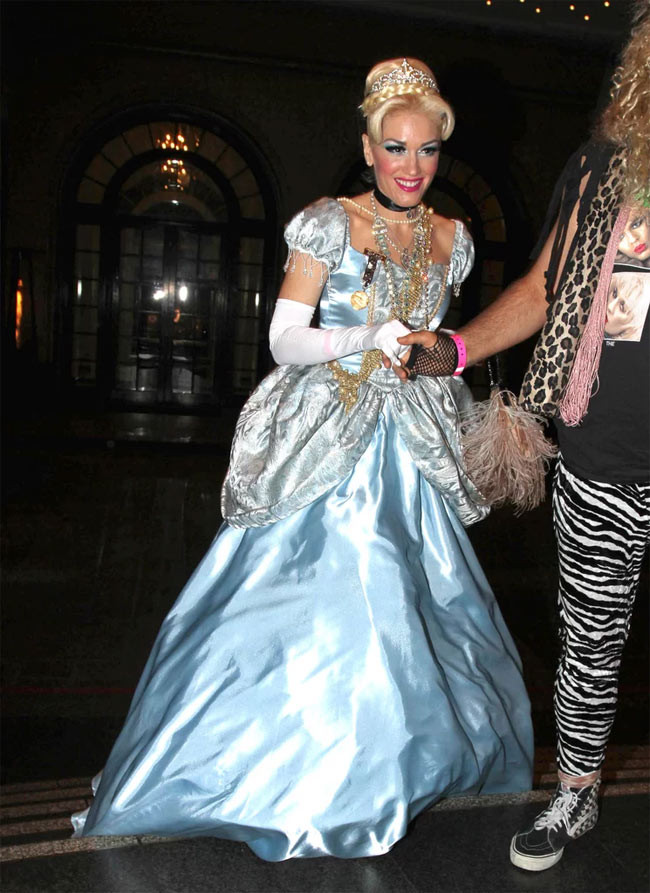 Gwen Stefani hóa thân thành công chúa lọ lem xinh đẹp trong bữa tiệc ma quỷ ở Los Angeles năm 2011. (Ảnh: INF)