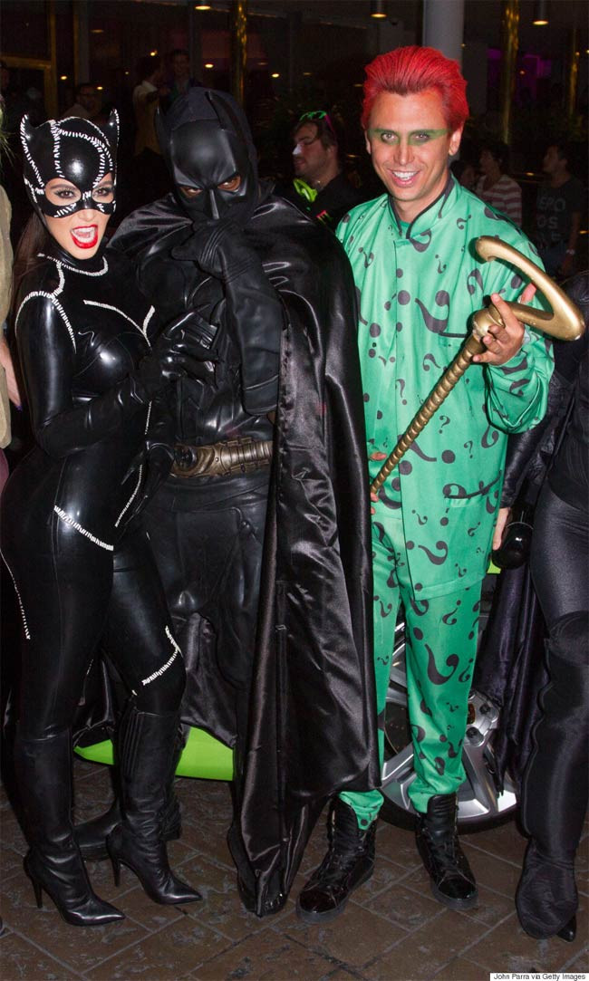 Kim Kardashian biến thành một miêu nữ vô cùng sexy cùng chồng Kanye West trong vai Batman đi dự Halloween 2012. (Ảnh: Images).
