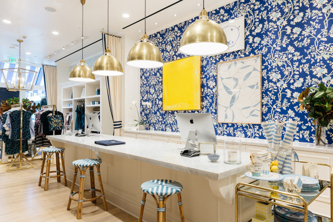 Tới shop Draper James mua hàng, khách hàng còn được thưởng thức trà ở khu vực quán bar của cửa hàng.