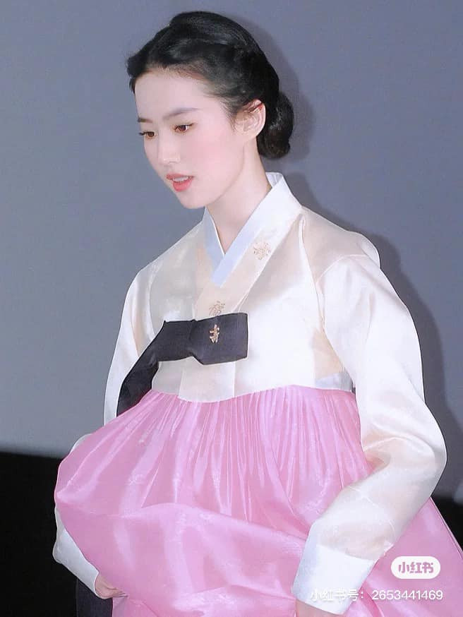 Dân tình mới đây đã 'đào lại' khoảnh khắc Lưu Diệc Phi mặc hanbok vào năm 2011, trong lần cô đi quảng bá phim Thiện Nữ U Hồn tại Hàn. Nữ diễn viên diện trang phục truyền thống Hàn Quốc siêu xinh, đi cùng với tóc búi và makeup tông hồng ton sur ton với trang phục nên trông lại càng điệu và ngọt ngào